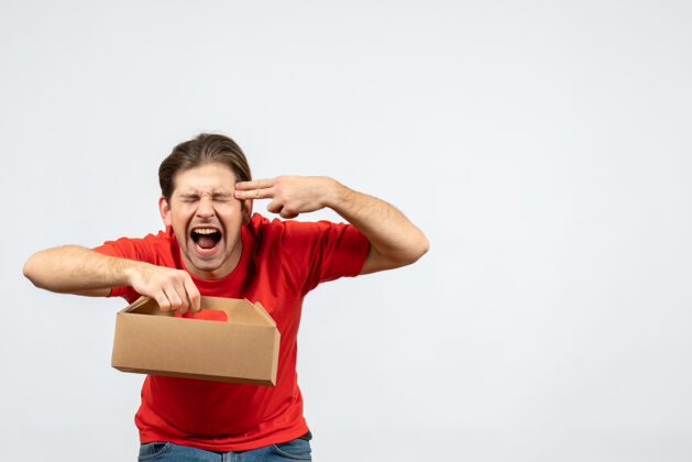 盒子顶视图的愤怒和情绪化的年轻人在红色衬衫举行的白色背景框男人持有背景