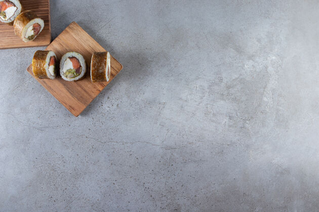 晚餐美味的寿司卷配金枪鱼和酱油在石头背景上海藻健康切片