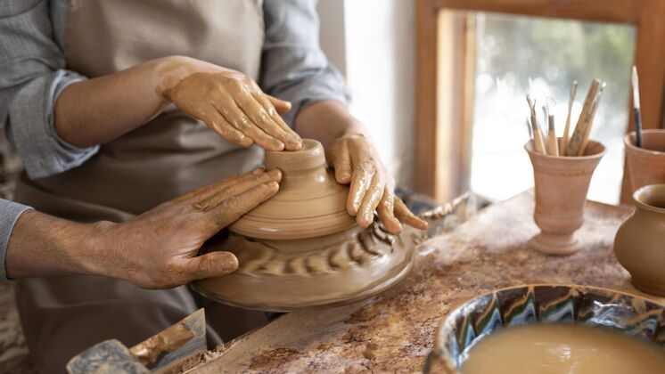 爱好有创意的人在陶艺作坊工作职业创意工作