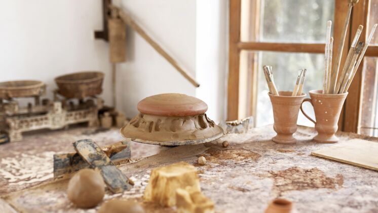 波特桌上摆着各种各样的陶器手工制作车间制造
