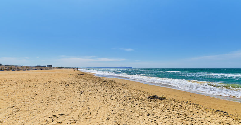 海洋沙滩荒野 碧海带云 蓝天模糊 过滤聚焦海岸美丽的蓝海户外自然景观 阳光夏天海岸线