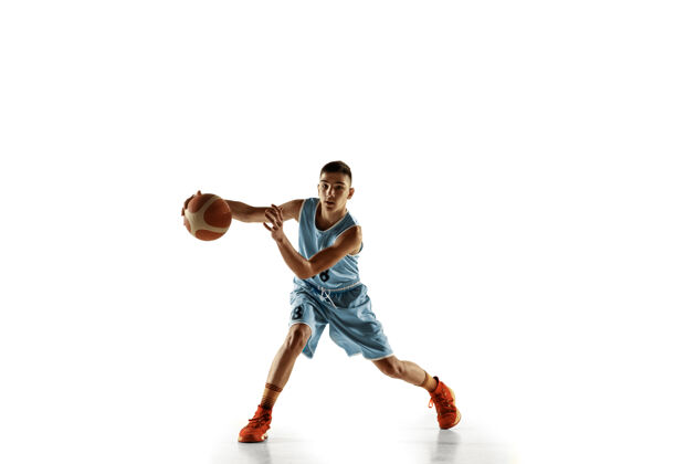 肌肉在白色工作室背景上 年轻篮球运动员拿着一个孤立的球的全长肖像青少年训练和练习 动作运动的概念 动作 健康的生活方式 广告街球动作动作