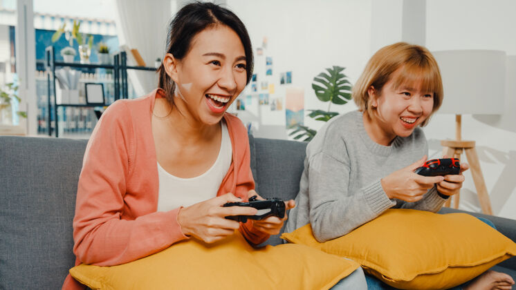友谊女人夫妇在家玩电子游戏在线周末沙发