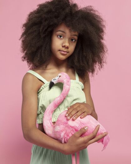 年轻女孩年轻可爱的女孩与玩具火烈鸟合影的肖像非洲可爱年轻