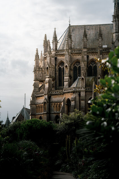 宗教白天 阿伦德尔城堡和大教堂被美丽的树叶环绕的垂直镜头垂直城堡教堂