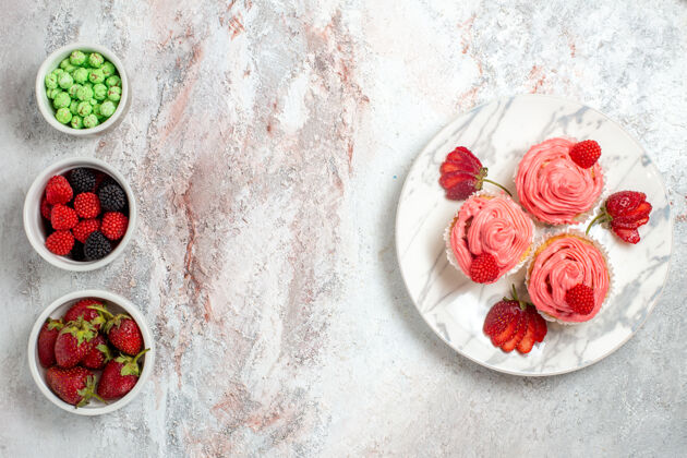 浆果白色表面有浆果的粉色草莓蛋糕俯视图新鲜玫瑰糖