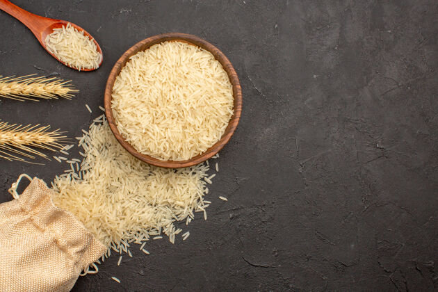 早餐灰色表面上棕色盘子里的生大米俯视图膳食生谷物
