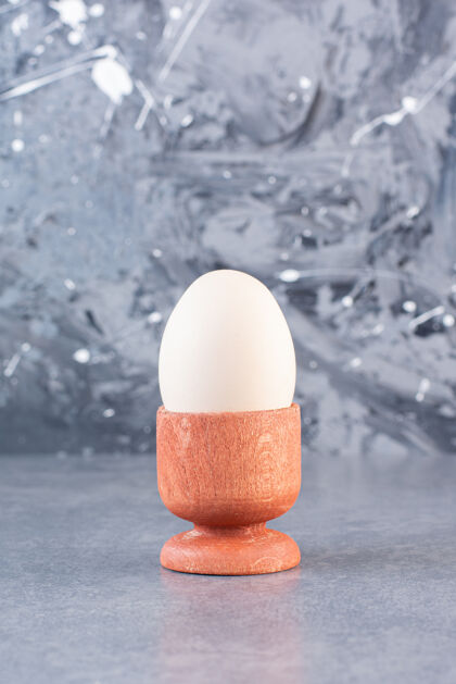 蛋壳生鸡蛋放在蛋杯里放在石桌上食品烹饪膳食