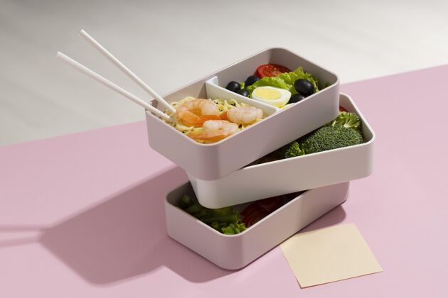 日本日本便当盒的高角度排列食品安排小吃