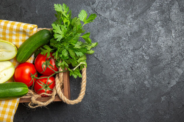 饮食新鲜蔬菜的俯视图红色西红柿黄瓜和南瓜与绿色的灰色表面新鲜蔬菜食物黄瓜