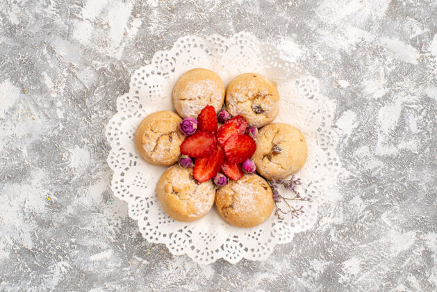 水果白色表面有草莓的美味甜饼俯视图饮食浆果饼干