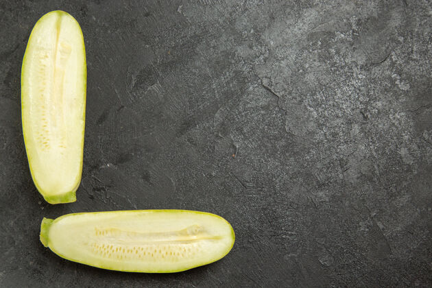 食品灰色表面上新鲜切片南瓜的俯视图南瓜西葫芦新鲜