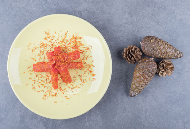 糖果黄色盘子上有开心果的土耳其拉哈特乐库姆膳食立方体坚果