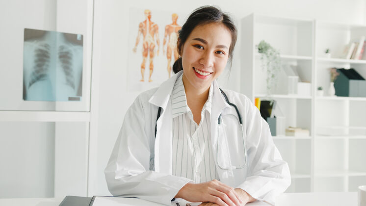 实验室自信的年轻亚洲女医生 穿着白色医疗制服 带听诊器工作年轻实习生