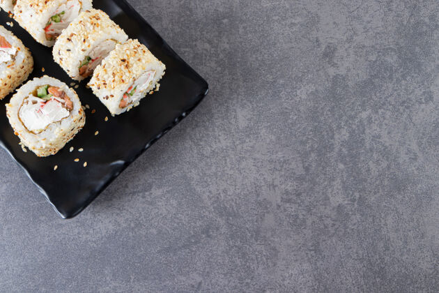 卷黑色的寿司卷盘 石底芝麻筷子健康Maki