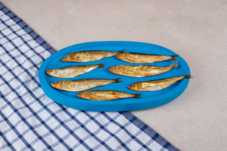 食物蓝色盘子上的干小鱼饭咸配料