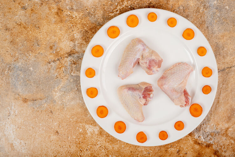 饮食白板胡萝卜片生鸡腿未经料理的生的小鸡