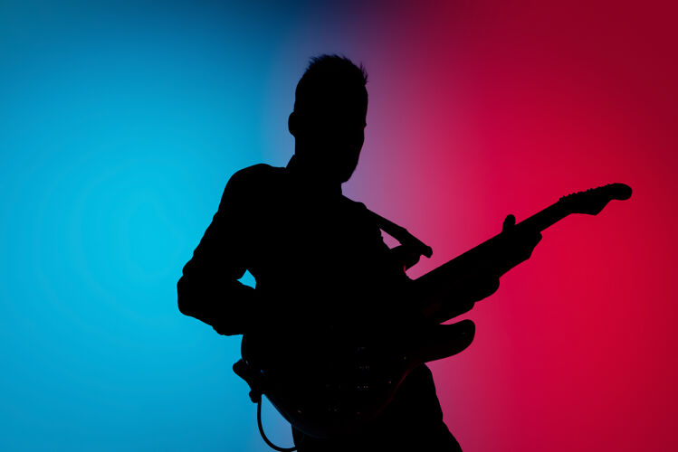 艺术家在霓虹灯下 音乐人被隔离在黑暗的工作室里人类表情表达