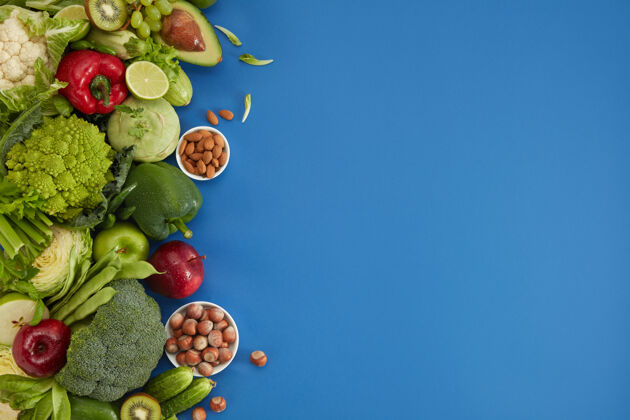 土豆蓝色背景的健康食品健康套餐包括蔬菜和水果葡萄 苹果 猕猴桃 胡椒 酸橙 卷心菜 西葫芦 葡萄柚 坚果适当的营养或素食菜单蔬菜厨房水果