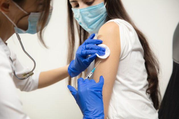 实验室医生或护士使用在医院注射的注射器给病人注射疫苗在针头中准备剂量预防冠状病毒 covid-19大流行和肺炎医疗保健 药物研究病人感染