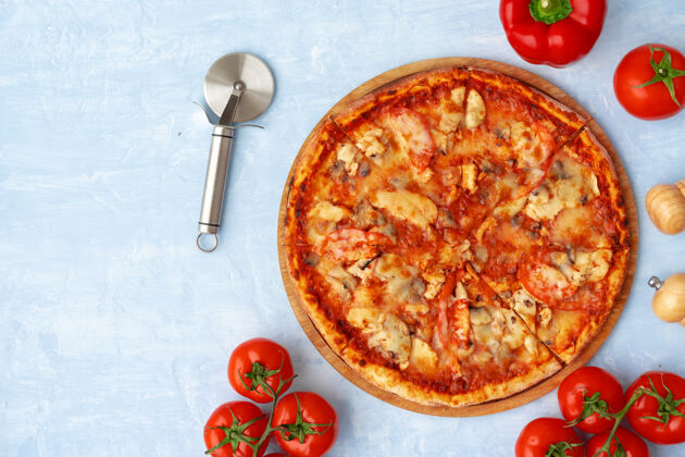 食物美味的披萨配鸡肉和蘑菇俯视图奶酪快餐配料