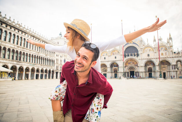 旅游年轻夫妇在威尼斯游玩-游客在意大利旅游和观光威尼斯最相关的地标-关于生活方式 旅游 旅游的概念目的地一起城市