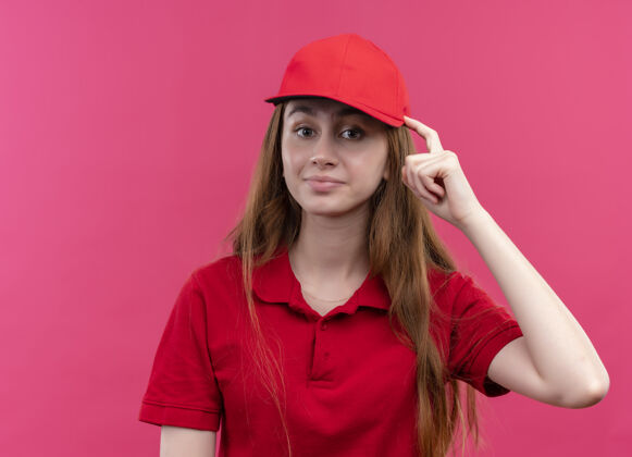 手指令人印象深刻的年轻送货女孩在红色制服把手指放在头上孤立的粉红色空间与复制空间印象年轻头