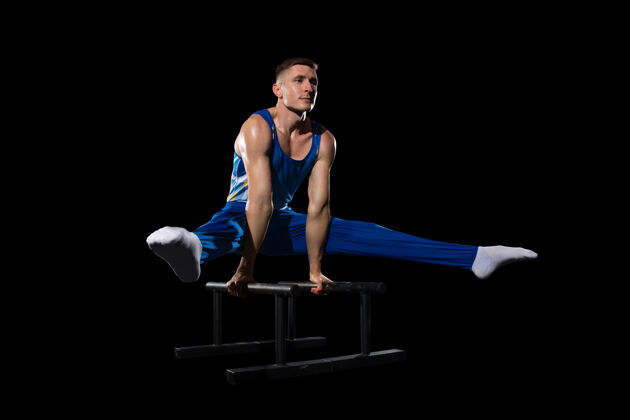动态有经验肌肉发达的男体操运动员在健身房训练 灵活活跃比赛训练运动
