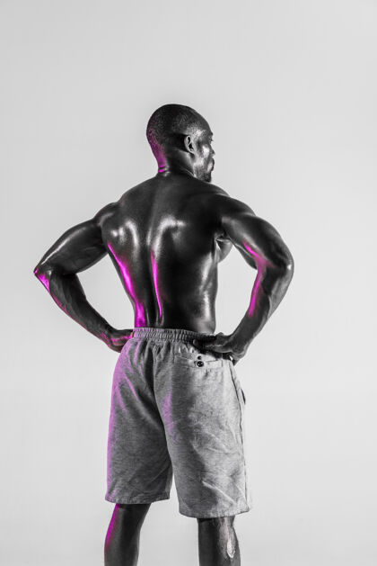肌肉新的机会来了摄影棚拍摄的年轻的非洲裔美国健美运动员在灰色背景下的训练肌肉发达的单身男模站在运动服概念的运动 健美 健康的生活方式人赤膊运动