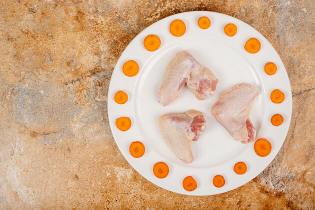 饮食白板胡萝卜片生鸡腿未经料理的生的小鸡
