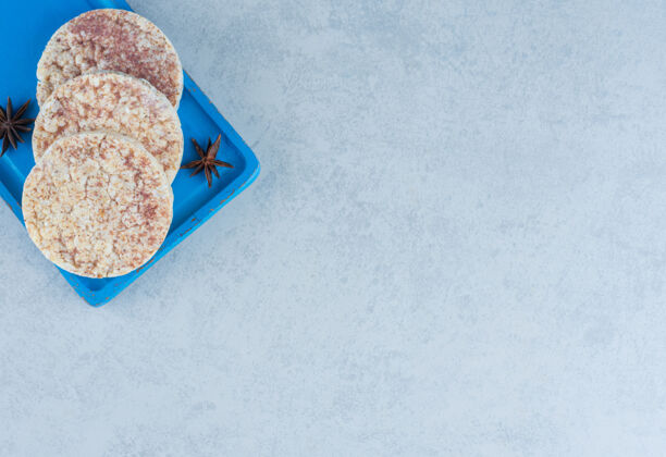 米一些米糕和肉桂放在大理石板上饼干好吃风味