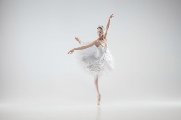 舞蹈冬天还活着年轻优雅的经典芭蕾舞演员在白色的工作室背景下跳舞穿着柔软衣服的女人像一只白天鹅优雅 艺术家 运动 动作和运动的概念看起来失重表演戏剧牛奶