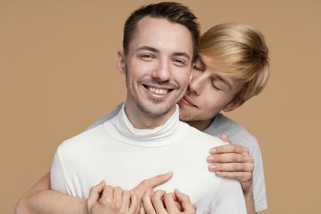 和平带lgbt标志的笑脸同性恋夫妇社会多彩同性恋