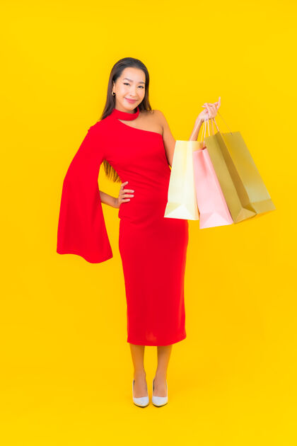 销售带着购物袋的亚洲美女肖像消费者女士客户