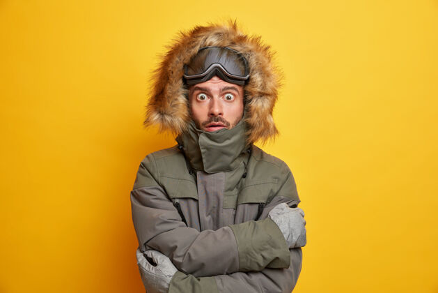 手套寒假和极限运动的概念震惊的滑雪板发抖从寒冷拥抱自己 试图在寒冷的日子温暖有山滑雪胜地人人惊呆