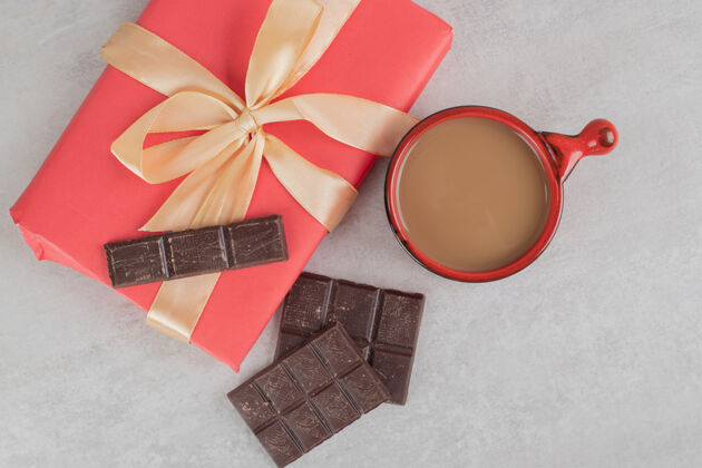 美味一杯咖啡 巧克力和礼品盒在大理石表面香气节日餐