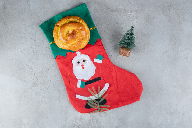 美味圣诞袜和大理石表面的小树雕像精致树面包