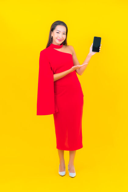 电话用智能手机描绘美丽的亚洲年轻女子微笑手屏幕