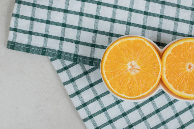 切片用桌布把新鲜的橘子片放在小碗里有机水果柑橘