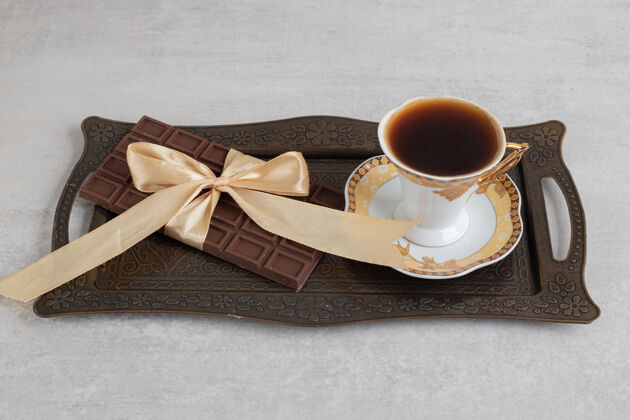 巧克力一杯意式浓缩咖啡和巧克力条绑在托盘上香味美味配料