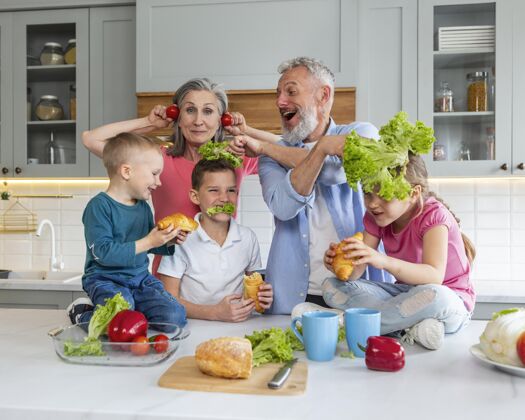 老年人厨房里的快乐家庭中镜头成年人水平生活方式