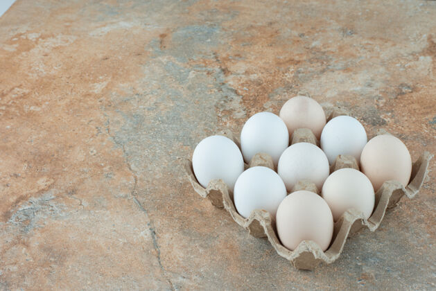 纸箱大理石桌上放着一个装着新鲜鸡蛋的纸板箱纸板生的组