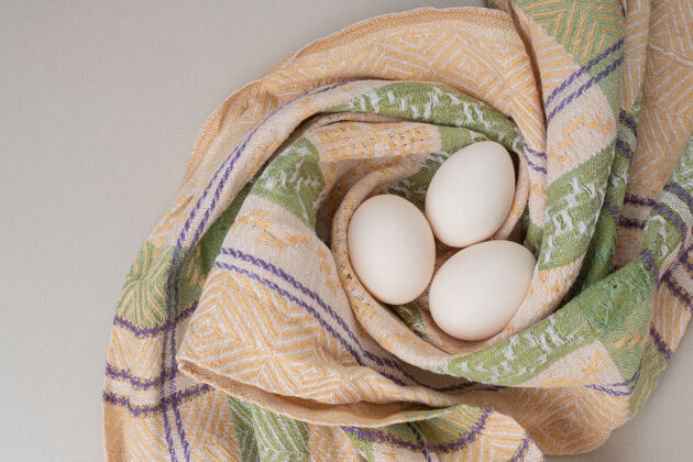 生的桌布上放了几个新鲜的鸡蛋生的家禽鸡蛋