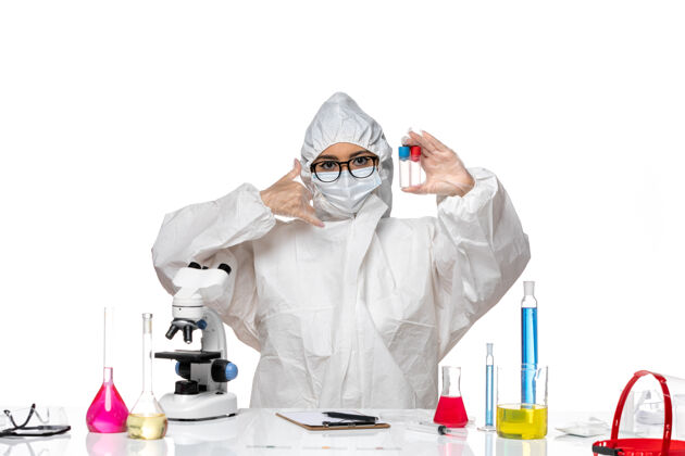 白人前视图穿着特殊防护服的女化学家拿着空瓶子 在白色背景上摆姿势健康病毒化学covid健康保护前面