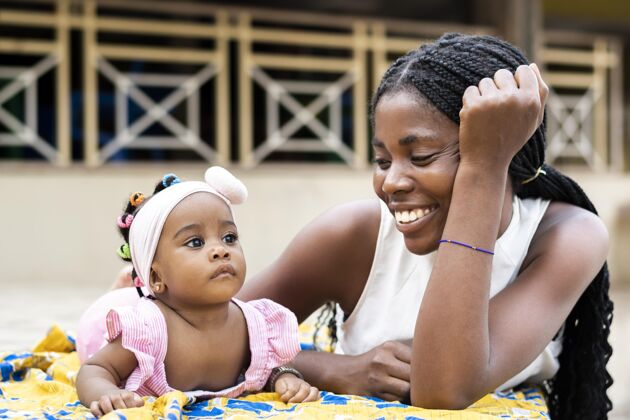 成人非洲妈妈和小女孩中枪家庭水平中镜头