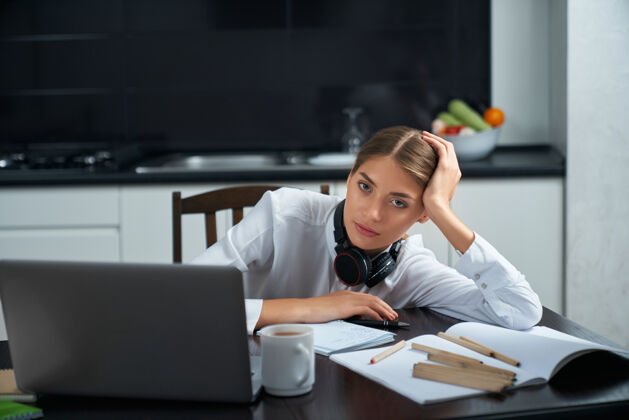 自由职业者在笔记本电脑上远程工作后感到筋疲力尽的女人远程距离坐着