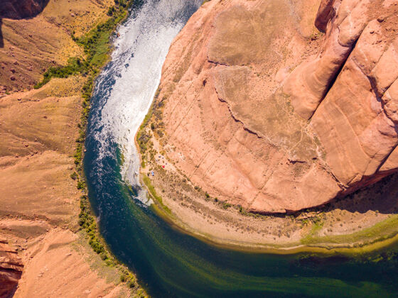 弯曲鸟瞰著名的马蹄弯从曲线河在美国西南部悬崖山岩石