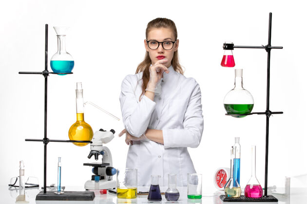 诊所前视图穿着医疗服的女化学家在白色背景上摆姿势视野医学医学