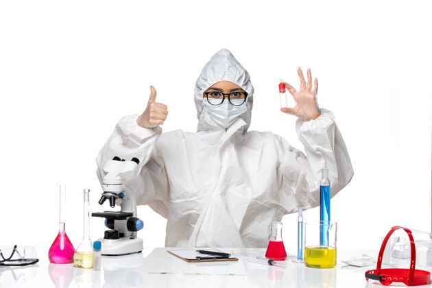 女化学家前视图穿着特殊防护服的女化学家拿着白色背景上的烧瓶病毒健康化学covid-容器医疗医生