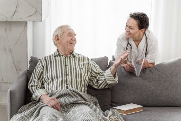 房子笑脸老人和医生说话健康专业人士健康问题医药